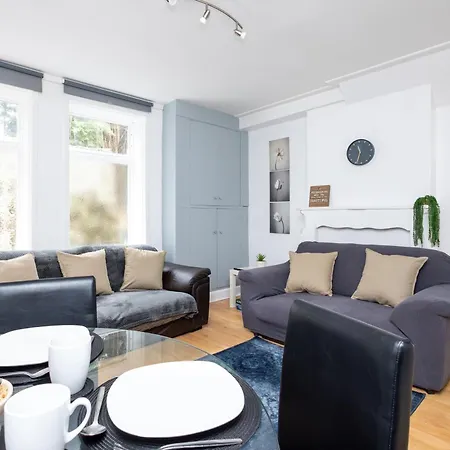 Spacious 3 Bedroom Ground Floor - 10 Mins From Centre * 利兹