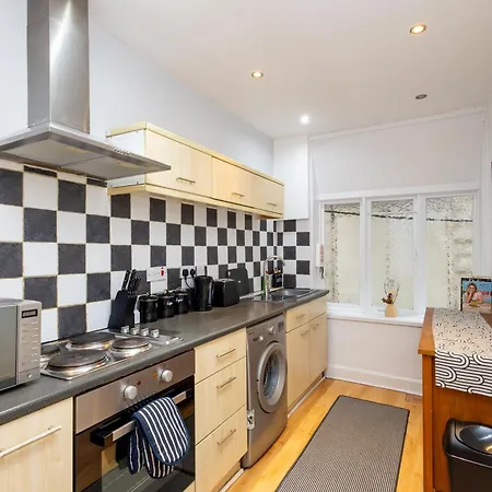 Spacious 3 Bedroom Ground Floor - 10 Mins From Centre * 利兹