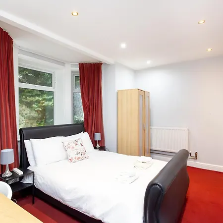 Spacious 3 Bedroom Ground Floor - 10 Mins From Centre