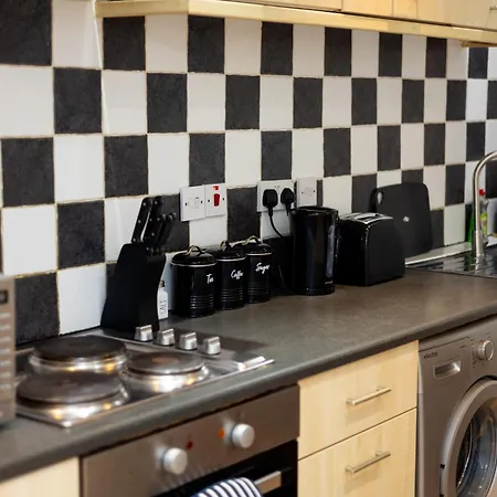 Spacious 3 Bedroom Ground Floor - 10 Mins From Centre