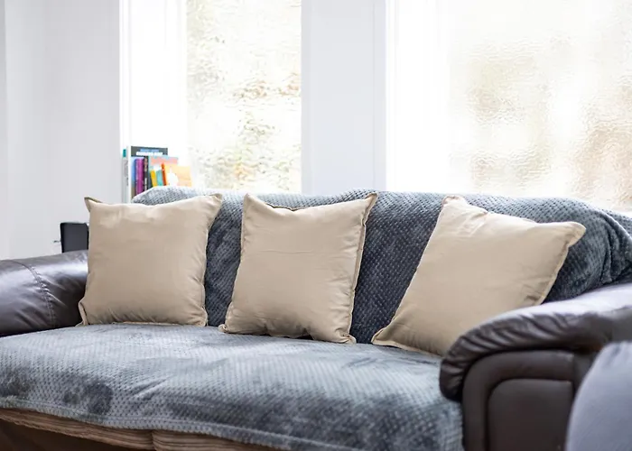 Spacious 3 Bedroom Ground Floor - 10 Mins From Centre