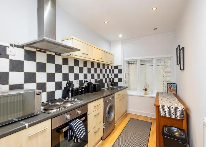 Spacious 3 Bedroom Ground Floor - 10 Mins From Centre * Leeds (West Yorkshire)