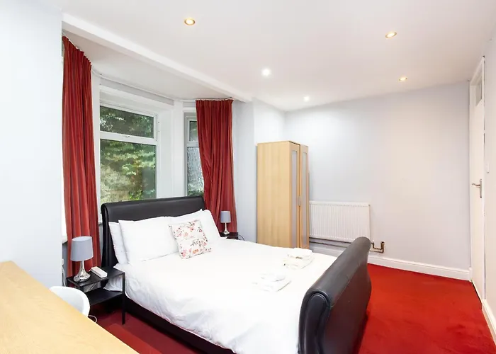 Spacious 3 Bedroom Ground Floor - 10 Mins From Centre