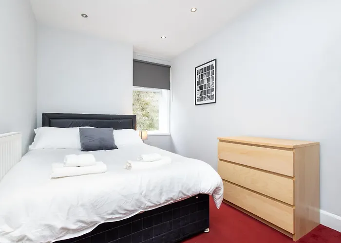 Spacious 3 Bedroom Ground Floor - 10 Mins From Centre *