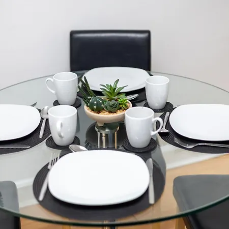 Spacious 3 Bedroom Ground Floor - 10 Mins From Centre *