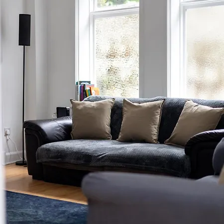 Spacious 3 Bedroom Ground Floor - 10 Mins From Centre Apartment