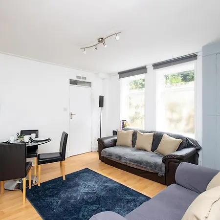 Spacious 3 Bedroom Ground Floor - 10 Mins From Centre Apartment *