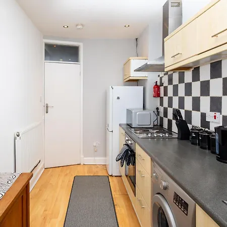 Spacious 3 Bedroom Ground Floor - 10 Mins From Centre Leeds (West Yorkshire)