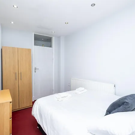 Spacious 3 Bedroom Ground Floor - 10 Mins From Centre *