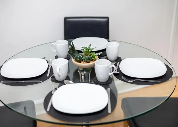 Spacious 3 Bedroom Ground Floor - 10 Mins From Centre *