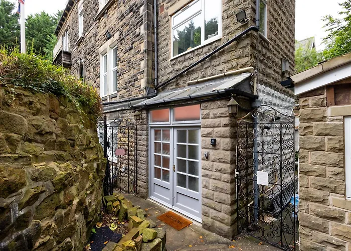 Spacious 3 Bedroom Ground Floor - 10 Mins From Centre Apartment *