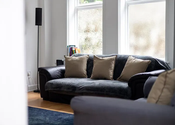 Spacious 3 Bedroom Ground Floor - 10 Mins From Centre Apartment