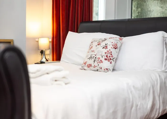 Spacious 3 Bedroom Ground Floor - 10 Mins From Centre Apartment *