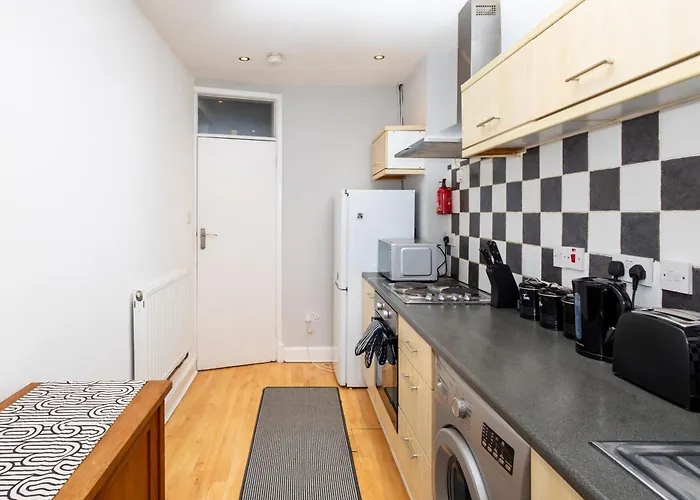 Spacious 3 Bedroom Ground Floor - 10 Mins From Centre Leeds (West Yorkshire)