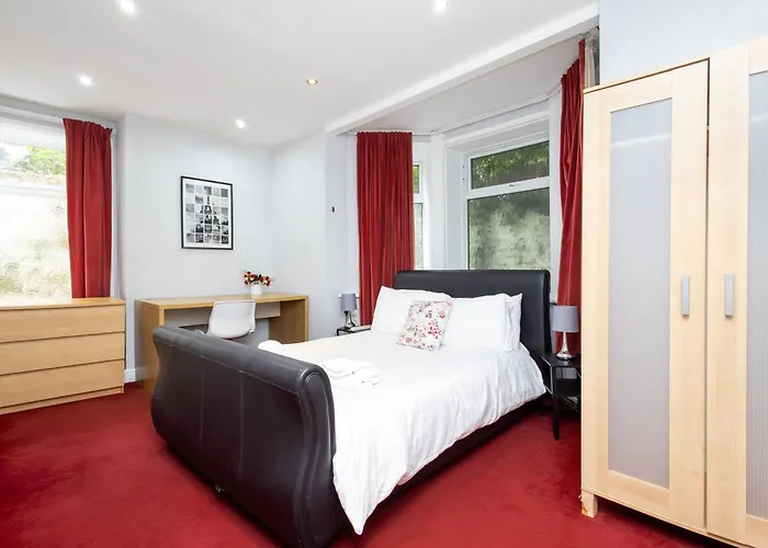 Spacious 3 Bedroom Ground Floor - 10 Mins From Centre Apartment