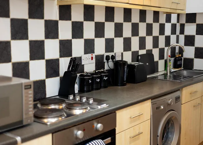 Spacious 3 Bedroom Ground Floor - 10 Mins From Centre