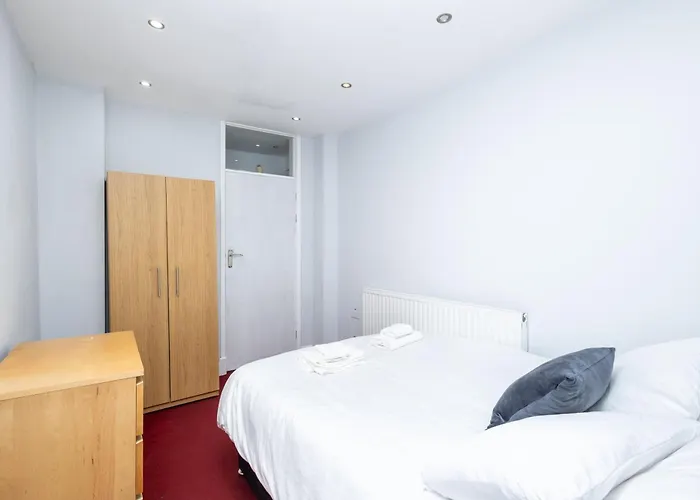 Spacious 3 Bedroom Ground Floor - 10 Mins From Centre *