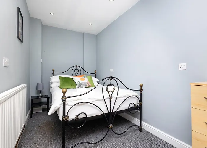 Spacious 3 Bedroom Ground Floor - 10 Mins From Centre Leeds (West Yorkshire)