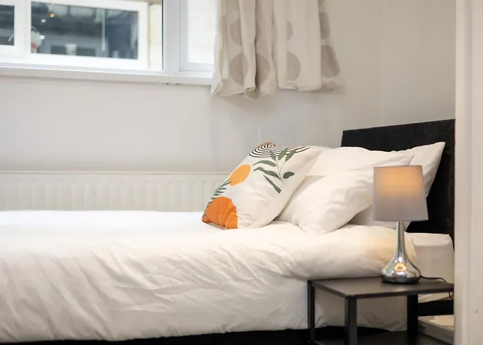 Spacious 3 Bedroom Ground Floor - 10 Mins From Centre Apartment