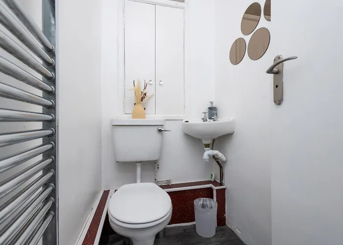 Spacious 3 Bedroom Ground Floor - 10 Mins From Centre Apartment *