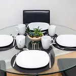 Spacious 3 Bedroom Ground Floor - 10 Mins From Centre *