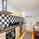 Spacious 3 Bedroom Ground Floor - 10 Mins From Centre * Leeds (West Yorkshire)
