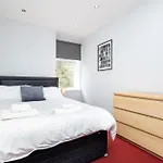 Spacious 3 Bedroom Ground Floor - 10 Mins From Centre *