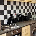 Spacious 3 Bedroom Ground Floor - 10 Mins From Centre