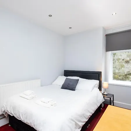 Апартаменты Spacious 3 Bedroom Ground Floor - 10 Mins From Centre Лидс