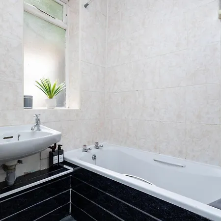 Апартаменты Spacious 3 Bedroom Ground Floor - 10 Mins From Centre Лидс